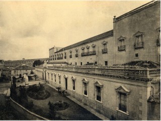 Fachada de San Francisco, 1920. Ya flanquean los dos cañones, Holofernes y Cruel, la puerta de entrada. También pueden observarse las dos garitas con forma de proyectil. 29.- ACADEMIA DE ARTILLERÍA, BIBLIOTECA. FOT. 39-16.