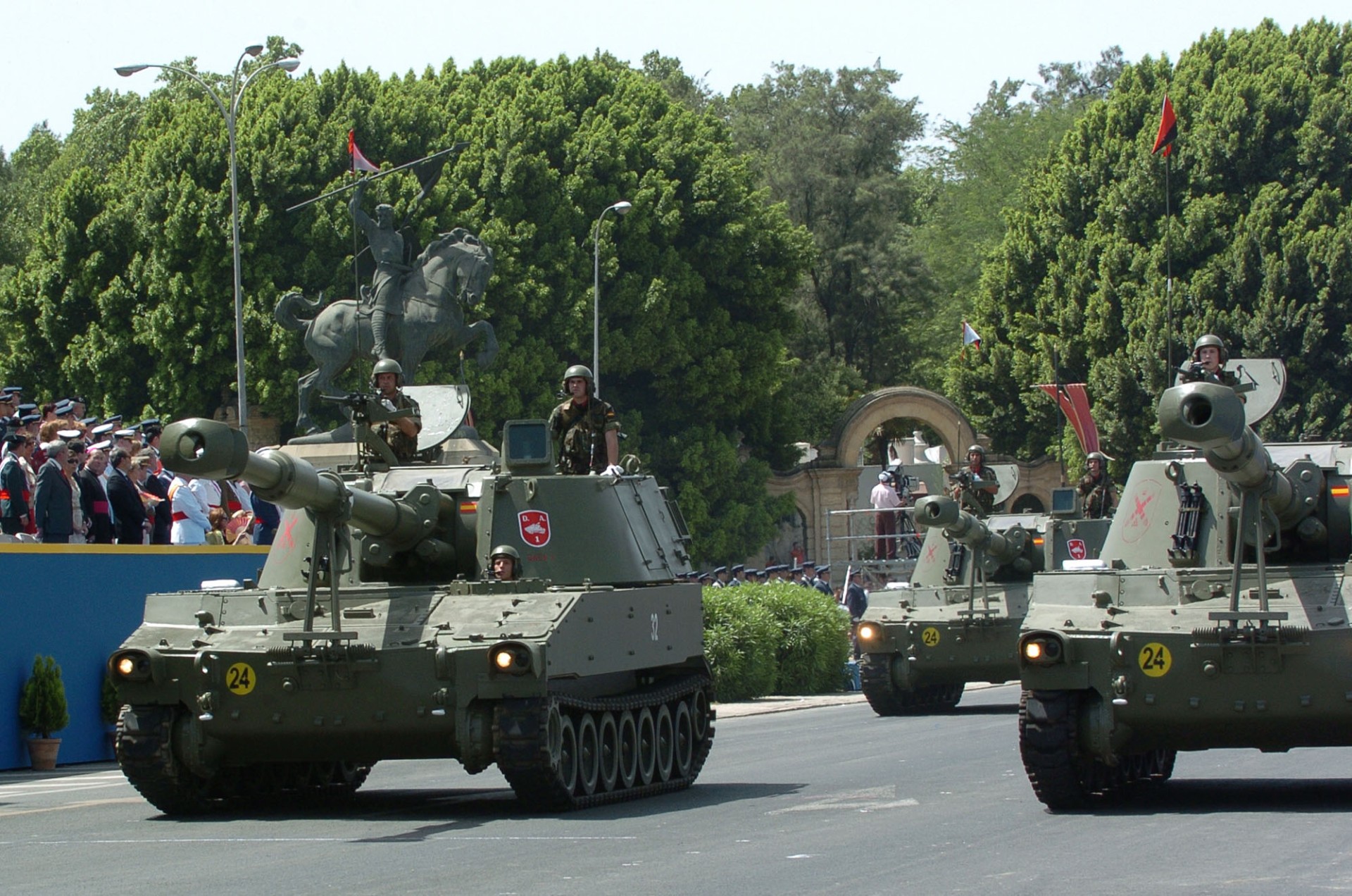 Pieza de artillería autopropulsado desfilando el Día de las Fuerzas Armadas en Sevilla 'mde.es'
