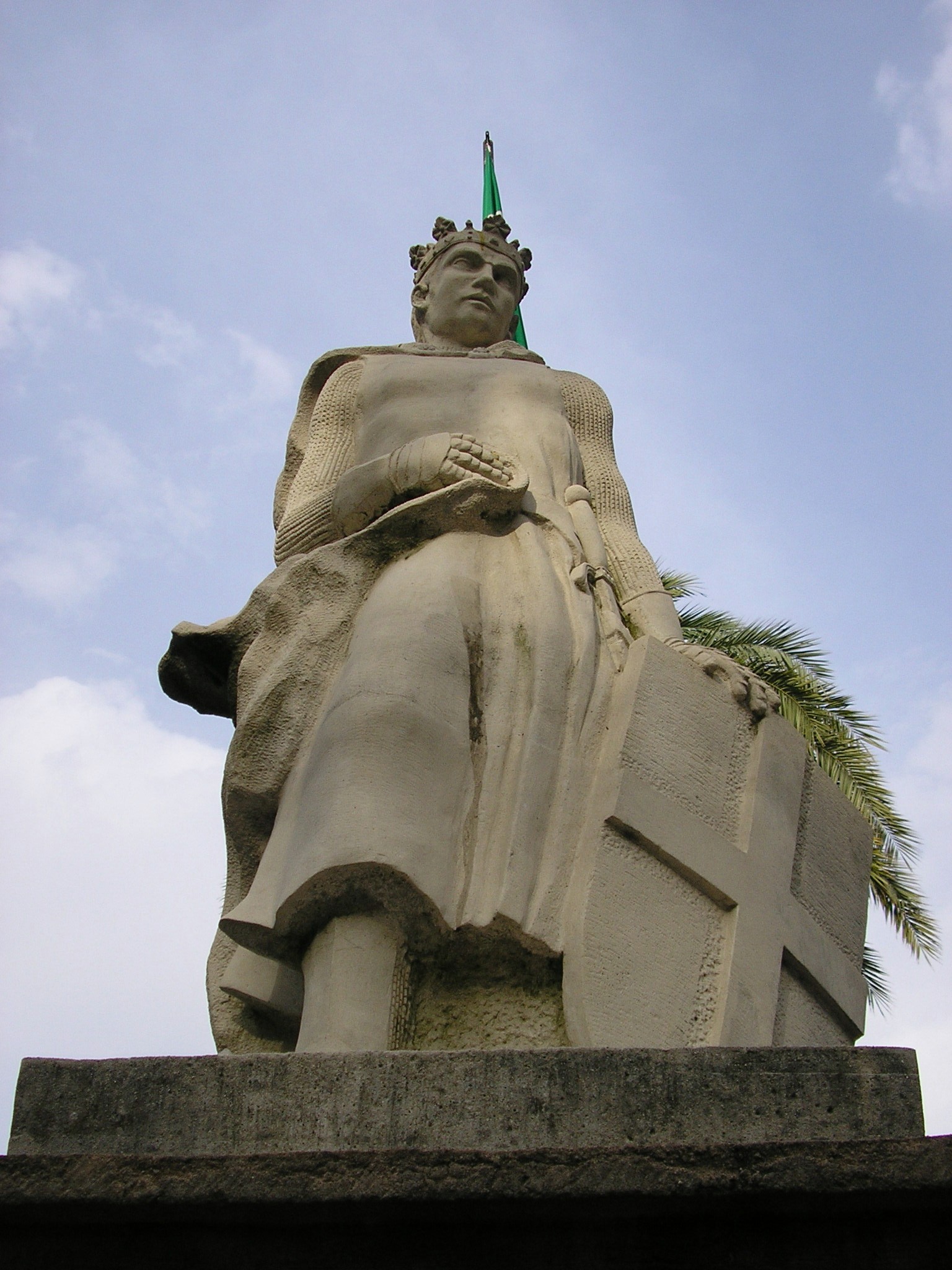 Estatua de Alfonso XI de Castilla situada en la Avenida Blas Infante de Algeciras, España